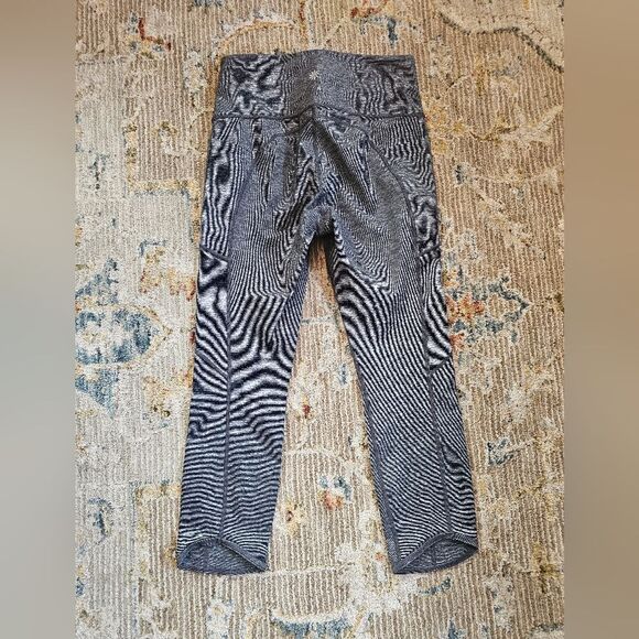 Athleta cropped leggings with side pockets sz m, like new, with 23" inseam. Gray - Picture 1 of 4